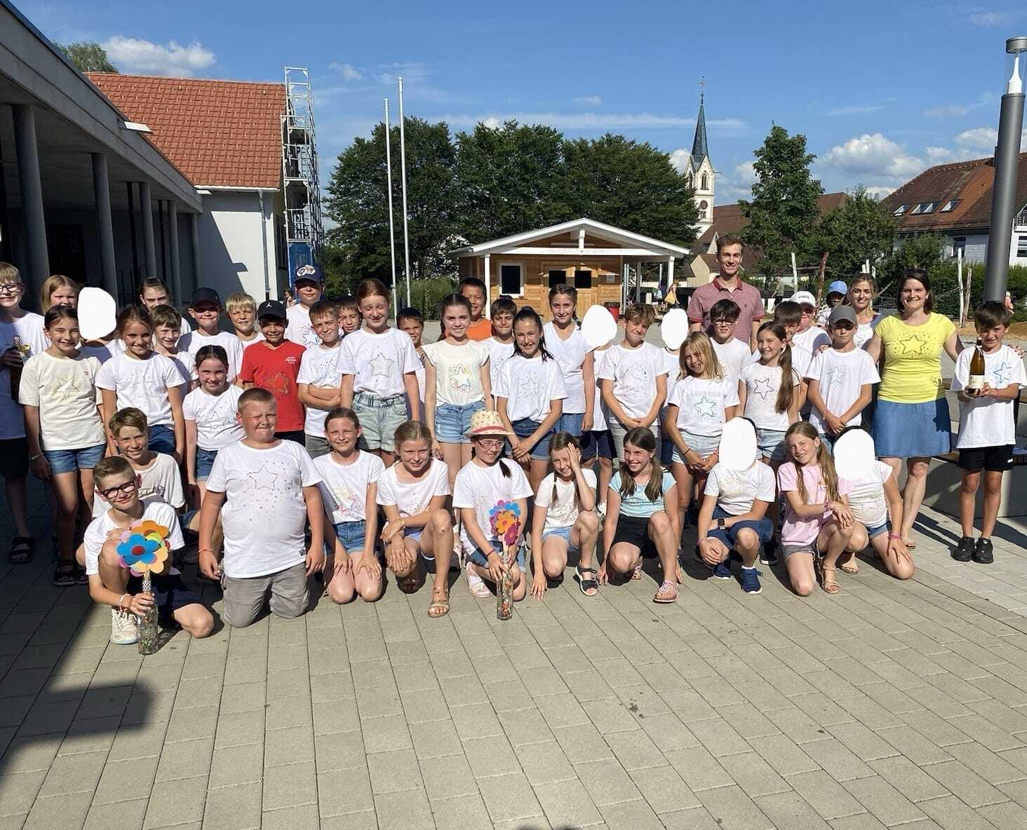 Viertklässler feiern den Abschluss ihrer Grundschulzeit