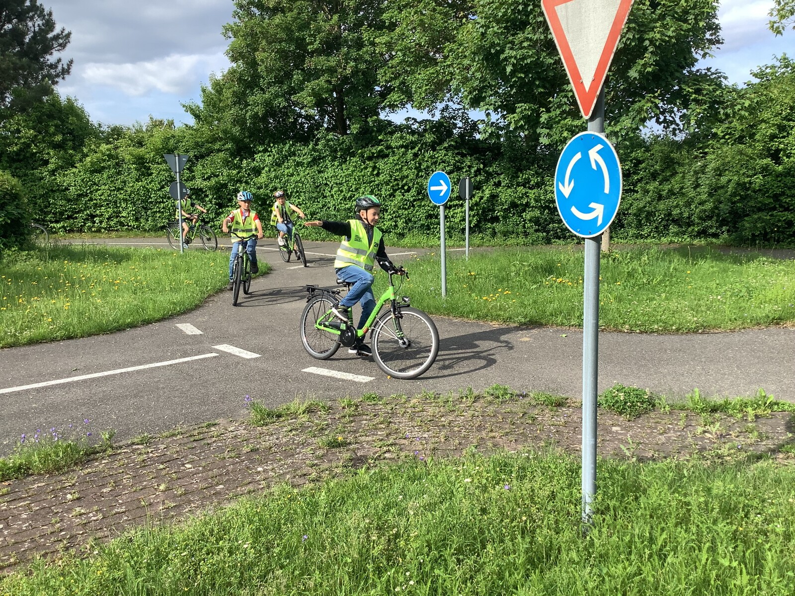 Viertklässler absolvieren ihre Fahrradausbildung